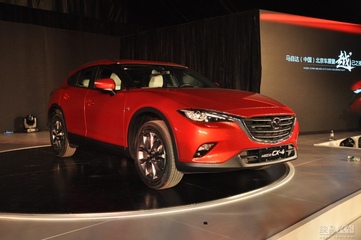 2025 Mazda CX4 Pictures